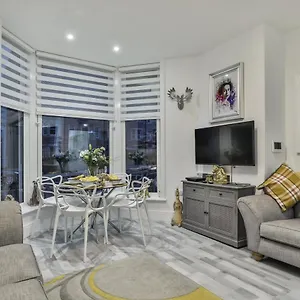 The - Ground Floor - Luxury For Up To 4 Guests Near Open Air Theatre And North Bay Apartment Scarborough